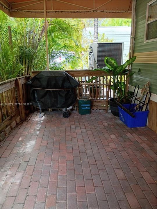 For Sale: $360,000 (1 beds, 1 baths, 367 Square Feet)