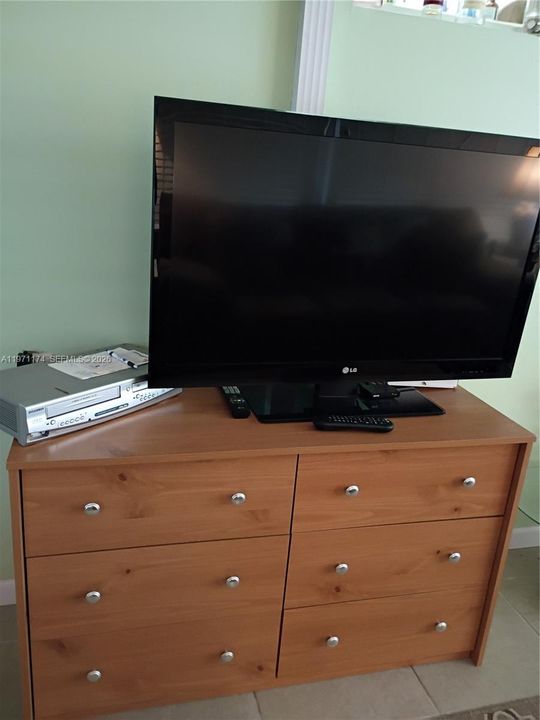 For Sale: $360,000 (1 beds, 1 baths, 367 Square Feet)