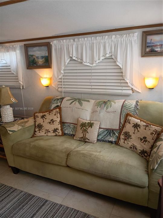 For Sale: $360,000 (1 beds, 1 baths, 367 Square Feet)