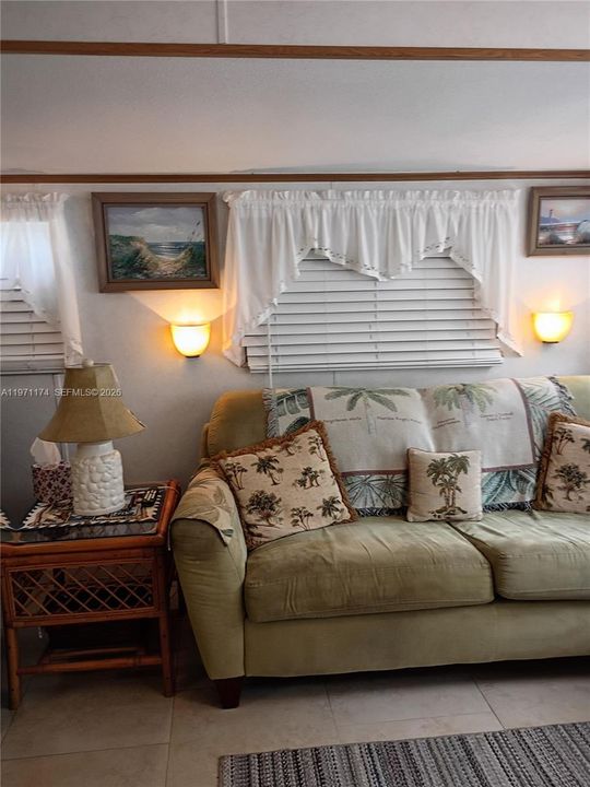 For Sale: $360,000 (1 beds, 1 baths, 367 Square Feet)