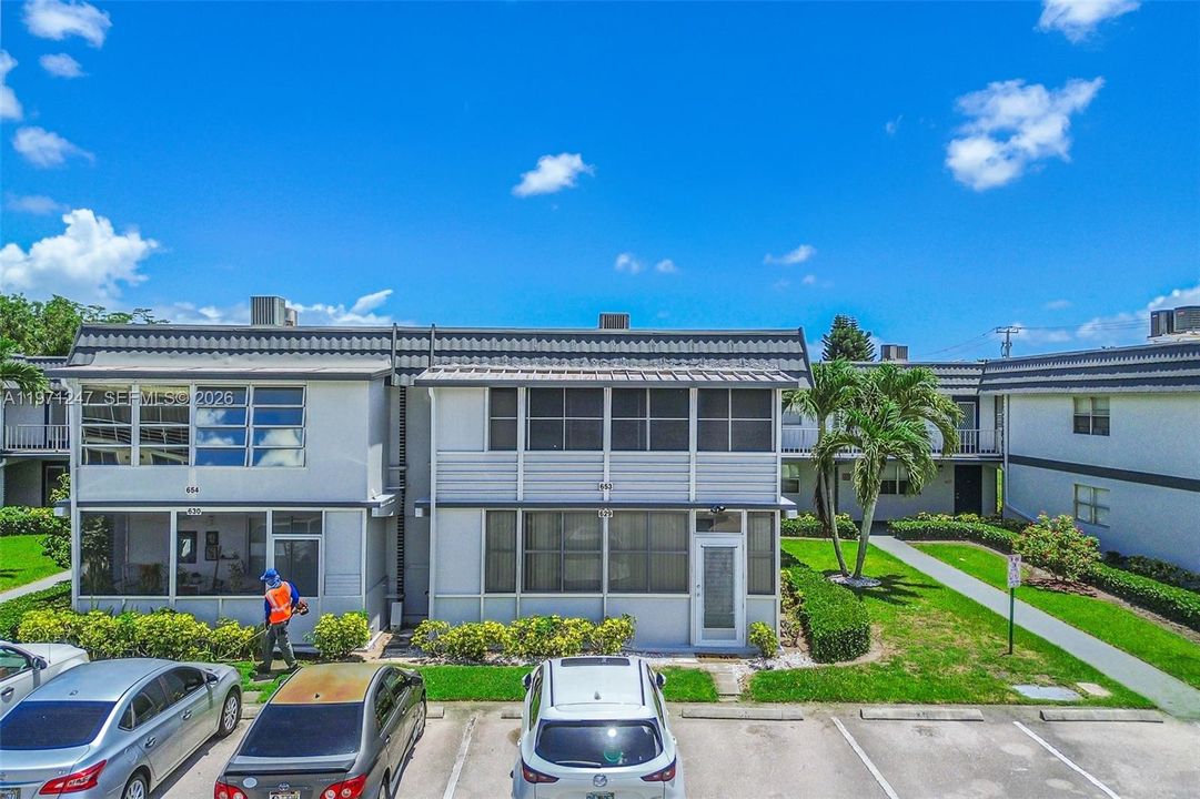 For Sale: $89,500 (2 beds, 2 baths, 880 Square Feet)