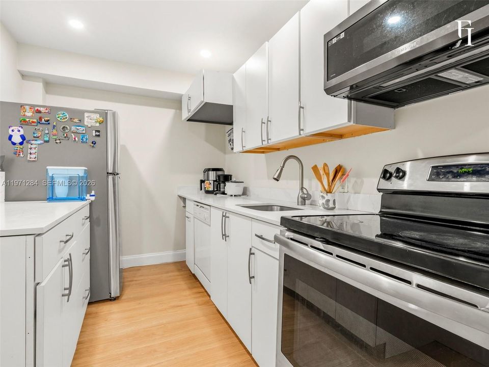 На продажу: $310,000 (2 спален, 2 ванн, 1000 Квадратных фут)