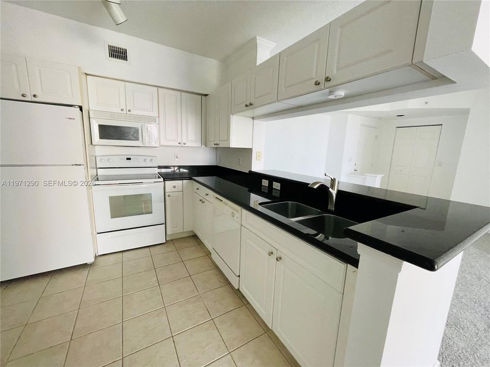 For Sale: $479,000 (2 beds, 2 baths, 1116 Square Feet)