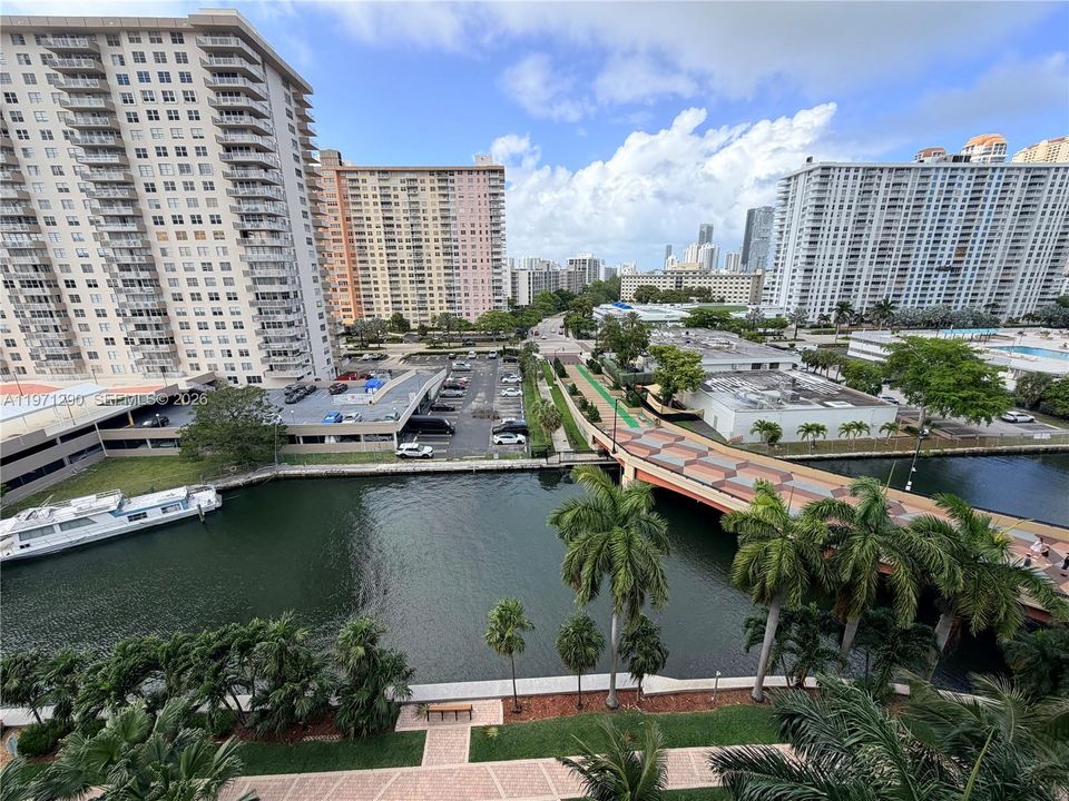 For Sale: $479,000 (2 beds, 2 baths, 1116 Square Feet)