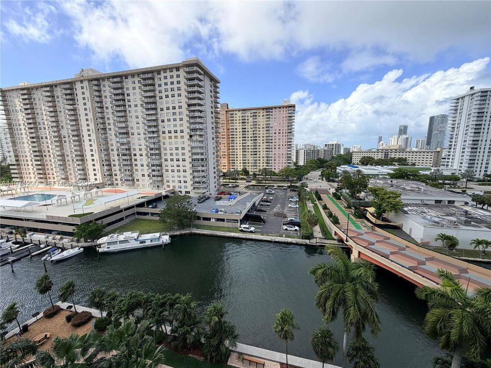 For Sale: $479,000 (2 beds, 2 baths, 1116 Square Feet)