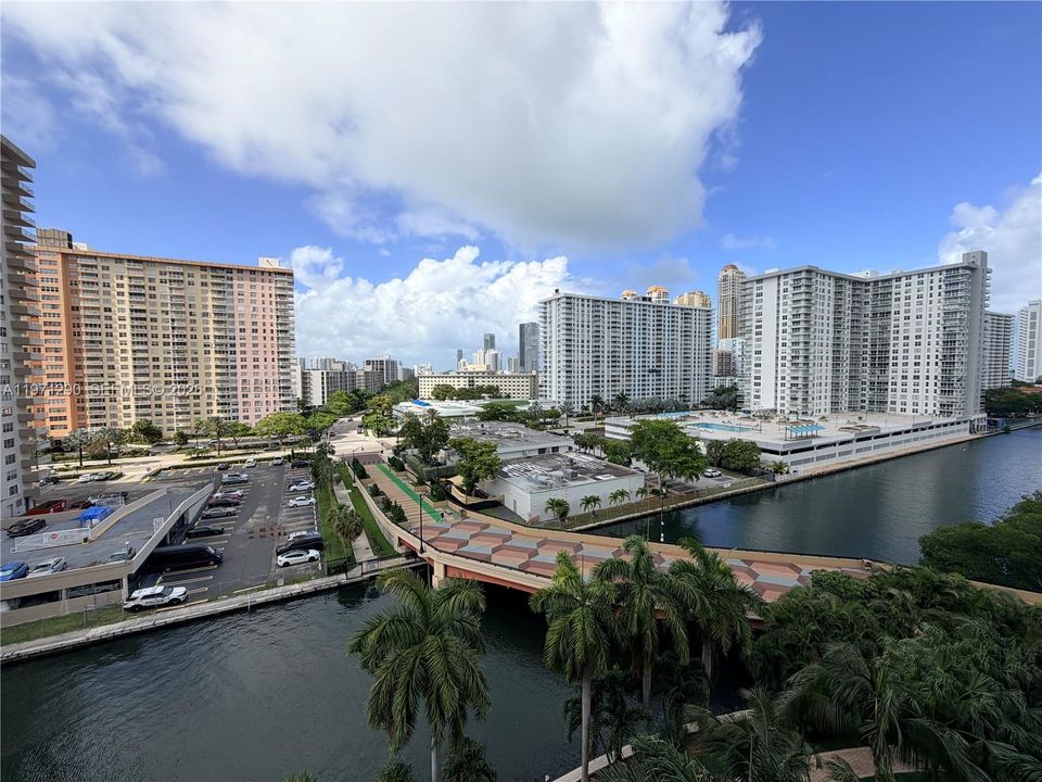 For Sale: $479,000 (2 beds, 2 baths, 1116 Square Feet)