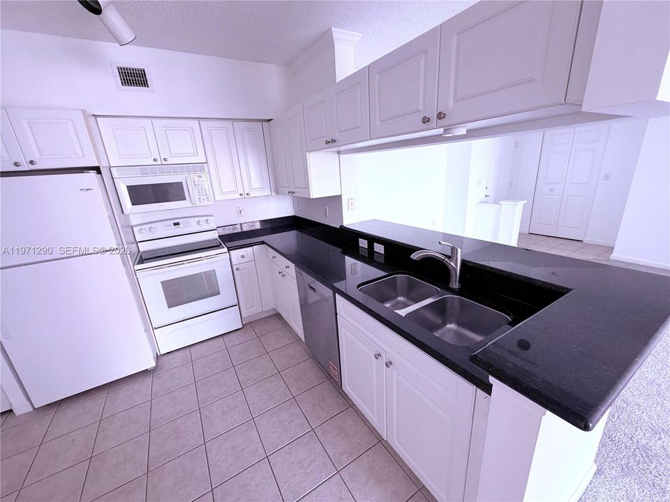 For Sale: $479,000 (2 beds, 2 baths, 1116 Square Feet)
