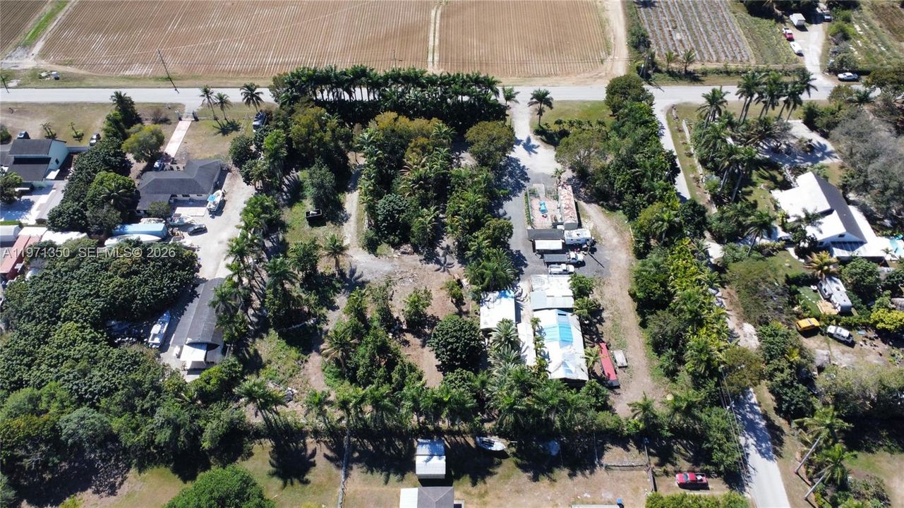 На продажу: $1,200,000 (2.08 acres)