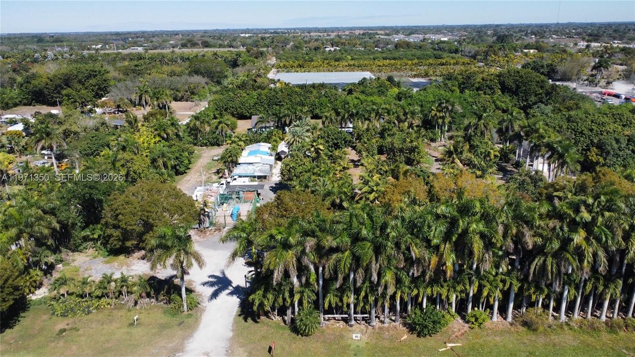 На продажу: $1,200,000 (2.08 acres)