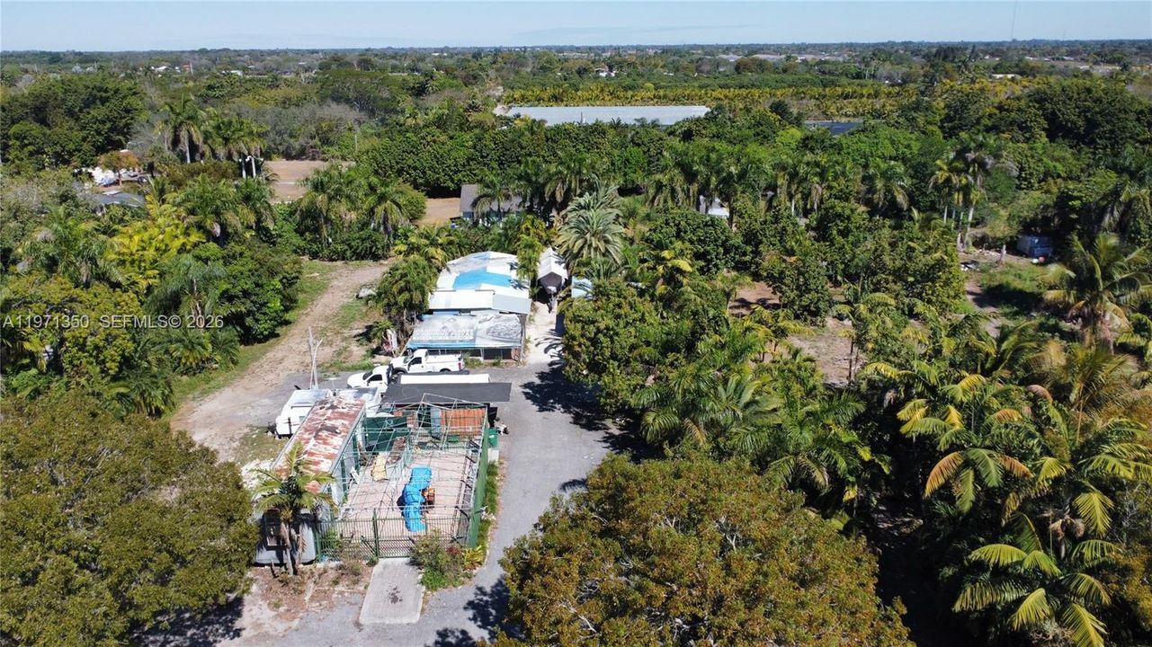 На продажу: $1,200,000 (2.08 acres)