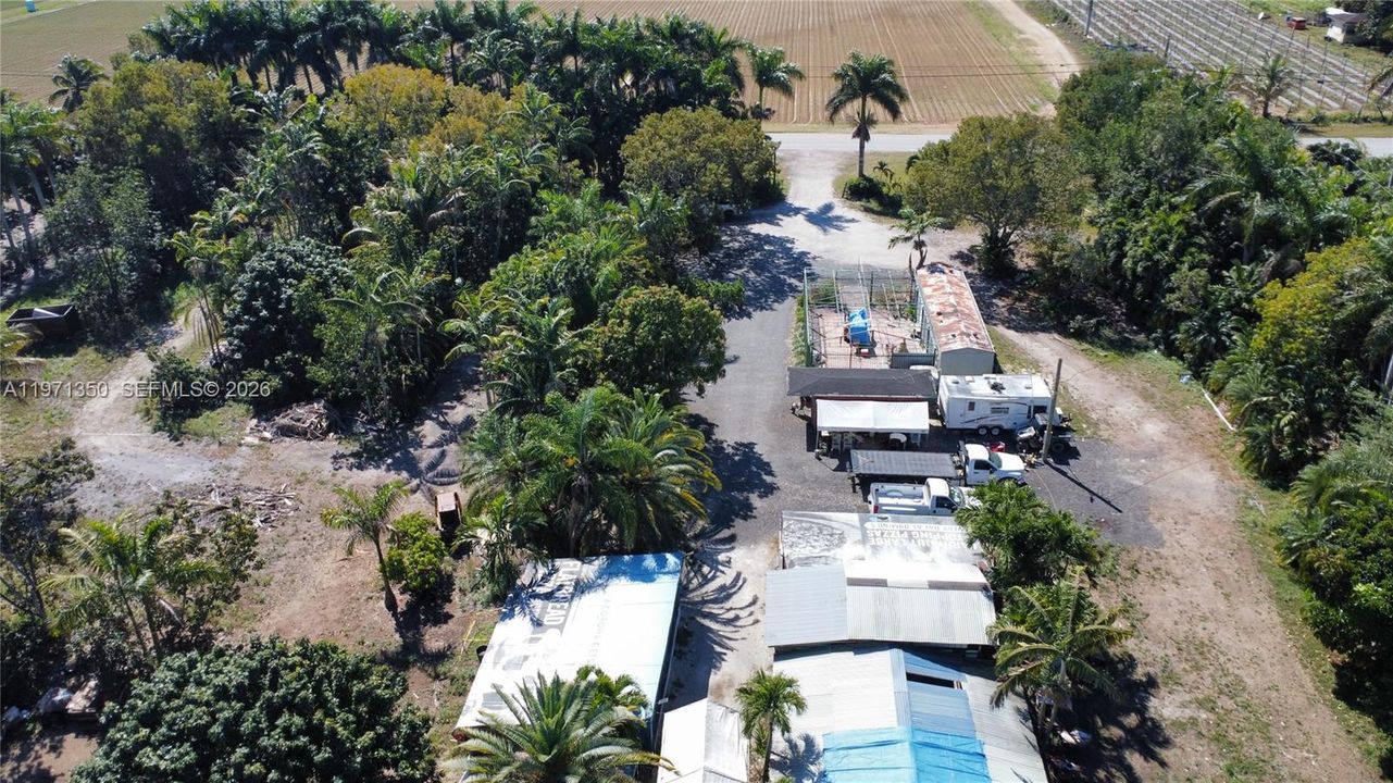 На продажу: $1,200,000 (2.08 acres)