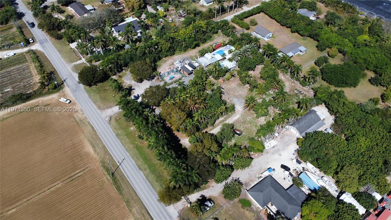 На продажу: $1,200,000 (2.08 acres)