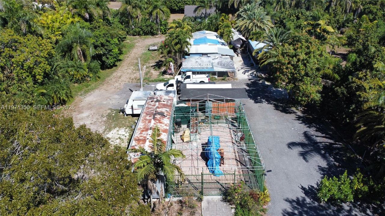 На продажу: $1,200,000 (2.08 acres)