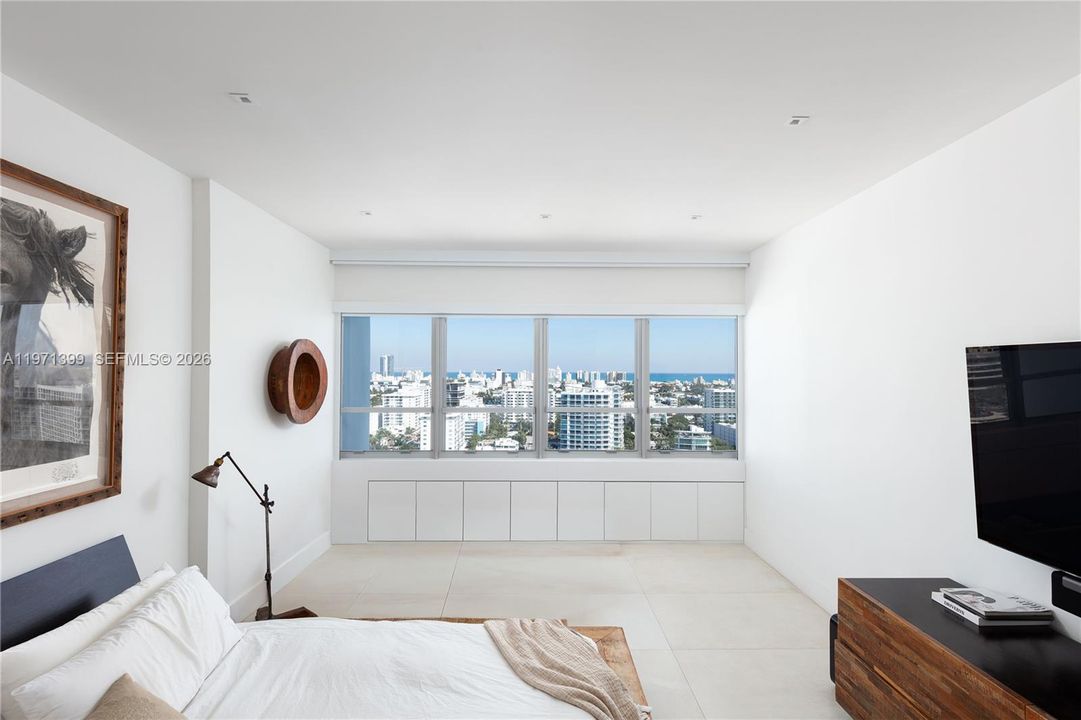 合同活跃: $2,700,000 (2 贝兹, 2 浴室, 2038 平方英尺)