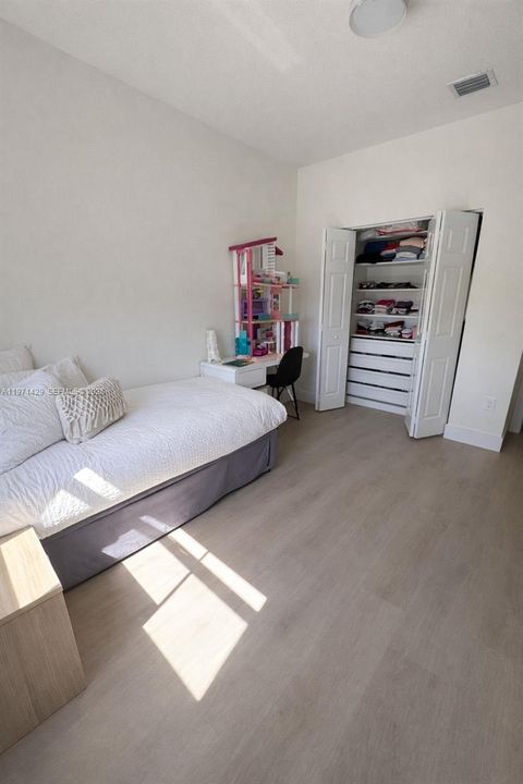 Activo con contrato: $660,000 (3 camas, 2 baños, 1777 Pies cuadrados)