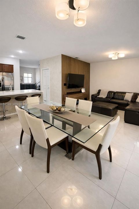 Activo con contrato: $660,000 (3 camas, 2 baños, 1777 Pies cuadrados)