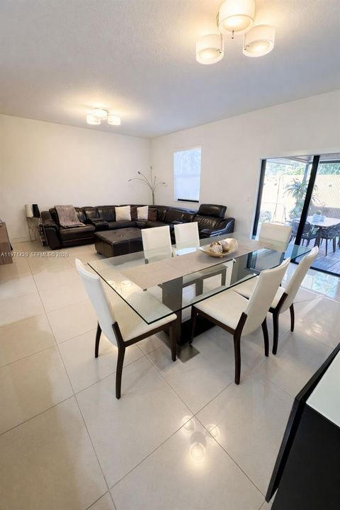 Activo con contrato: $660,000 (3 camas, 2 baños, 1777 Pies cuadrados)