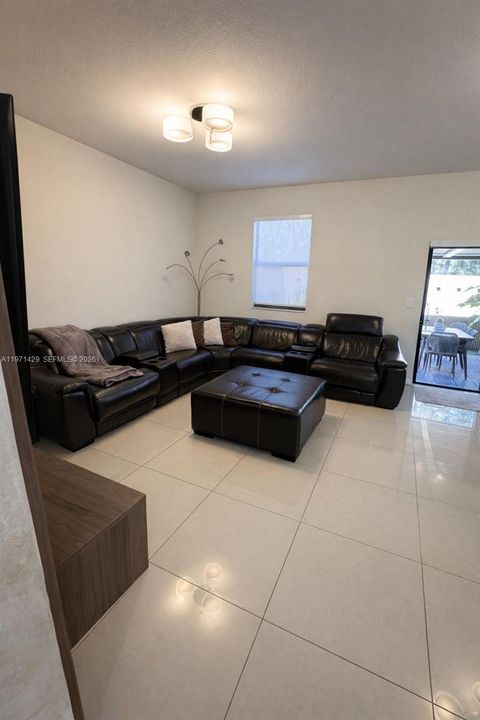 Activo con contrato: $660,000 (3 camas, 2 baños, 1777 Pies cuadrados)
