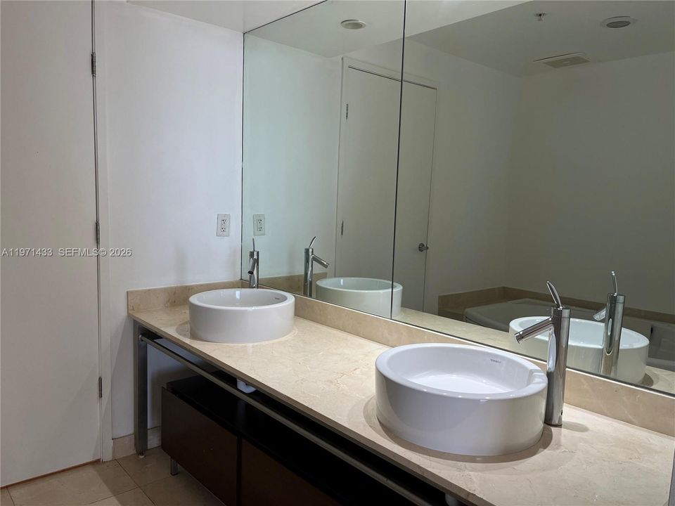 For Sale: $920,000 (1 beds, 1 baths, 883 Square Feet)