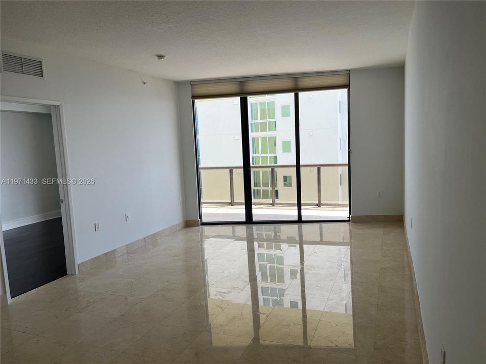 For Sale: $920,000 (1 beds, 1 baths, 883 Square Feet)