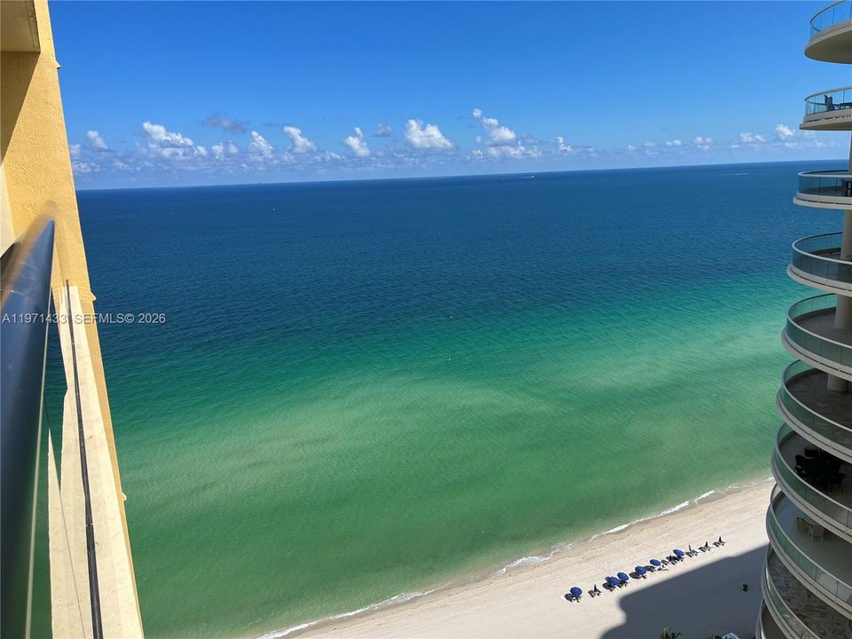 For Sale: $920,000 (1 beds, 1 baths, 883 Square Feet)