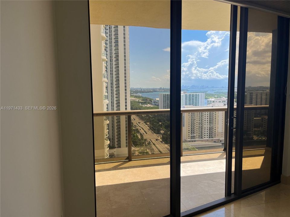 For Sale: $920,000 (1 beds, 1 baths, 883 Square Feet)