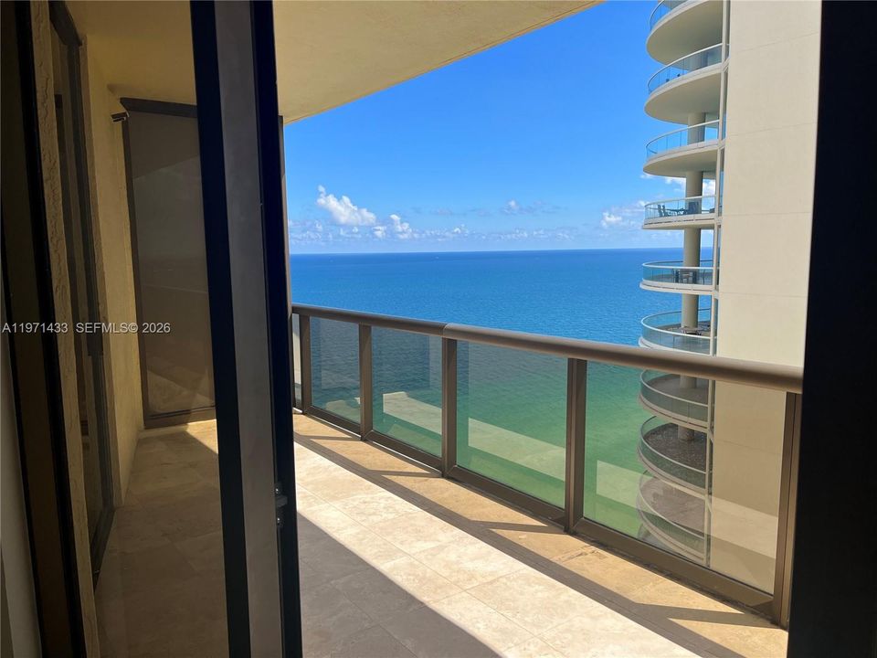 For Sale: $920,000 (1 beds, 1 baths, 883 Square Feet)