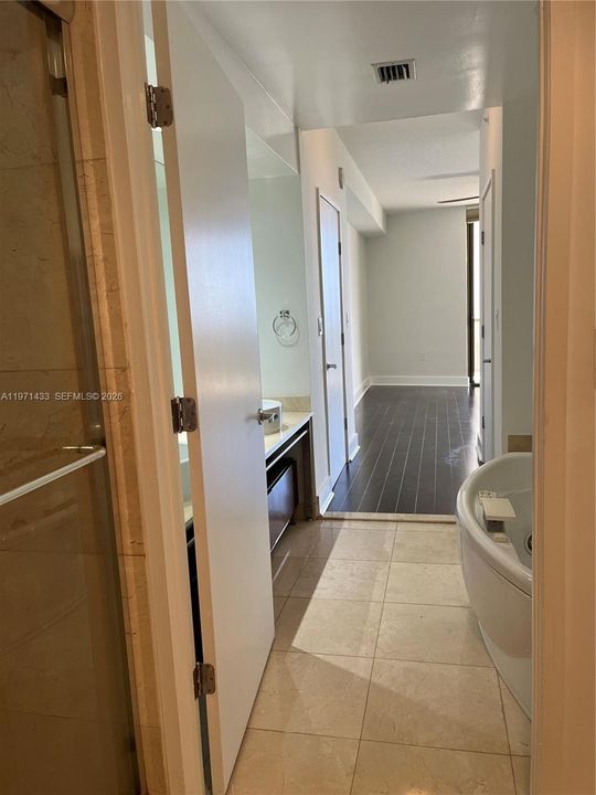 For Sale: $920,000 (1 beds, 1 baths, 883 Square Feet)