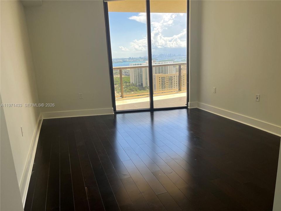 For Sale: $920,000 (1 beds, 1 baths, 883 Square Feet)