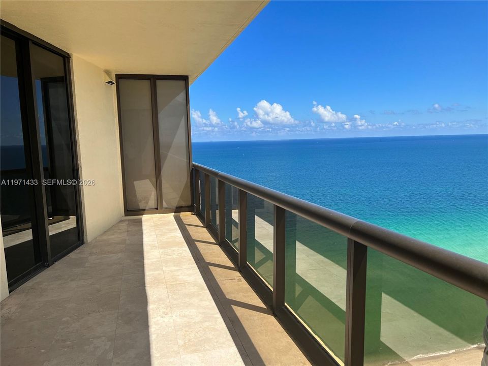For Sale: $920,000 (1 beds, 1 baths, 883 Square Feet)