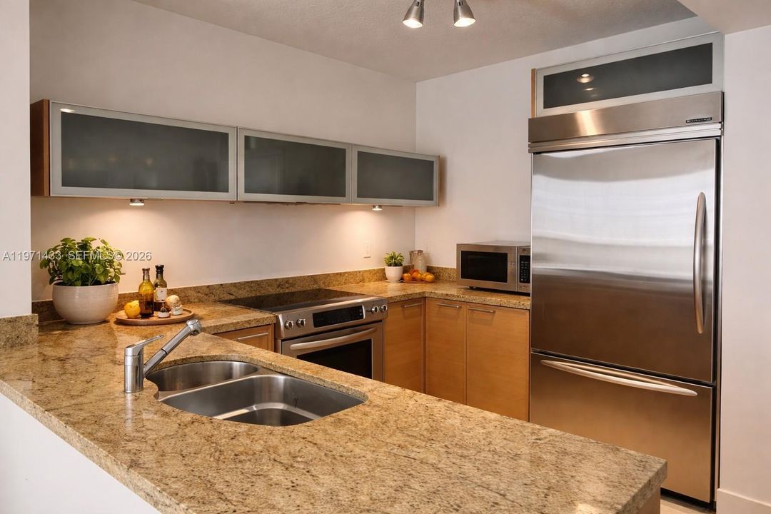 For Sale: $920,000 (1 beds, 1 baths, 883 Square Feet)