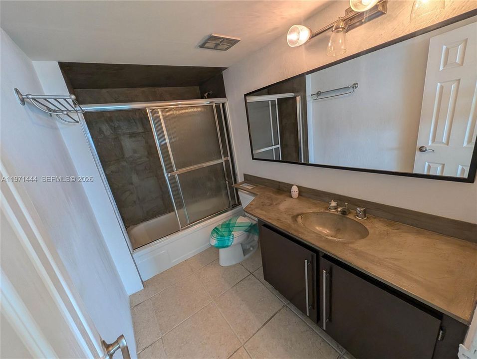 Под контрактом: $194,900 (1 спален, 1 ванн, 1035 Квадратных фут)