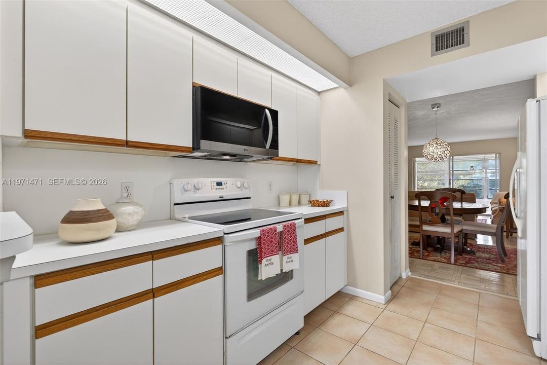 Activo con contrato: $199,000 (2 camas, 2 baños, 1351 Pies cuadrados)