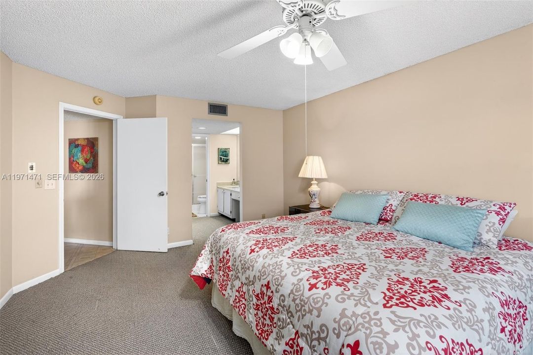 Activo con contrato: $199,000 (2 camas, 2 baños, 1351 Pies cuadrados)