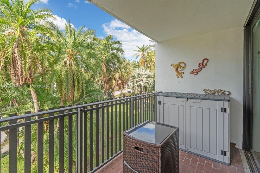 待售: $770,000 (2 贝兹, 2 浴室, 1242 平方英尺)