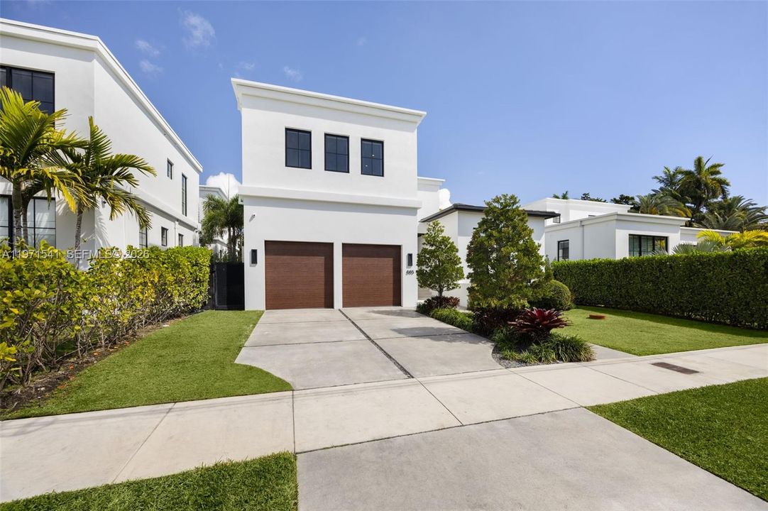 For Rent: $40,000 (6 beds, 5 baths, 5111 Square Feet)