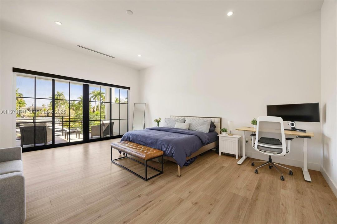 For Rent: $40,000 (6 beds, 5 baths, 5111 Square Feet)