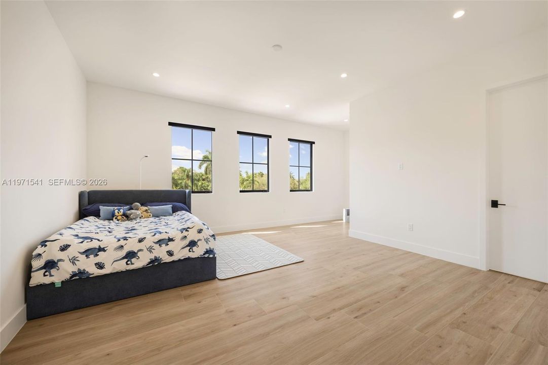 For Rent: $40,000 (6 beds, 5 baths, 5111 Square Feet)