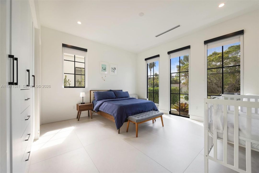 For Rent: $40,000 (6 beds, 5 baths, 5111 Square Feet)