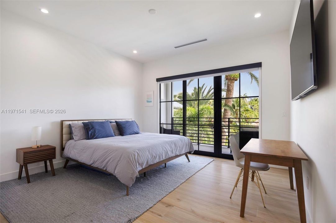 For Rent: $40,000 (6 beds, 5 baths, 5111 Square Feet)
