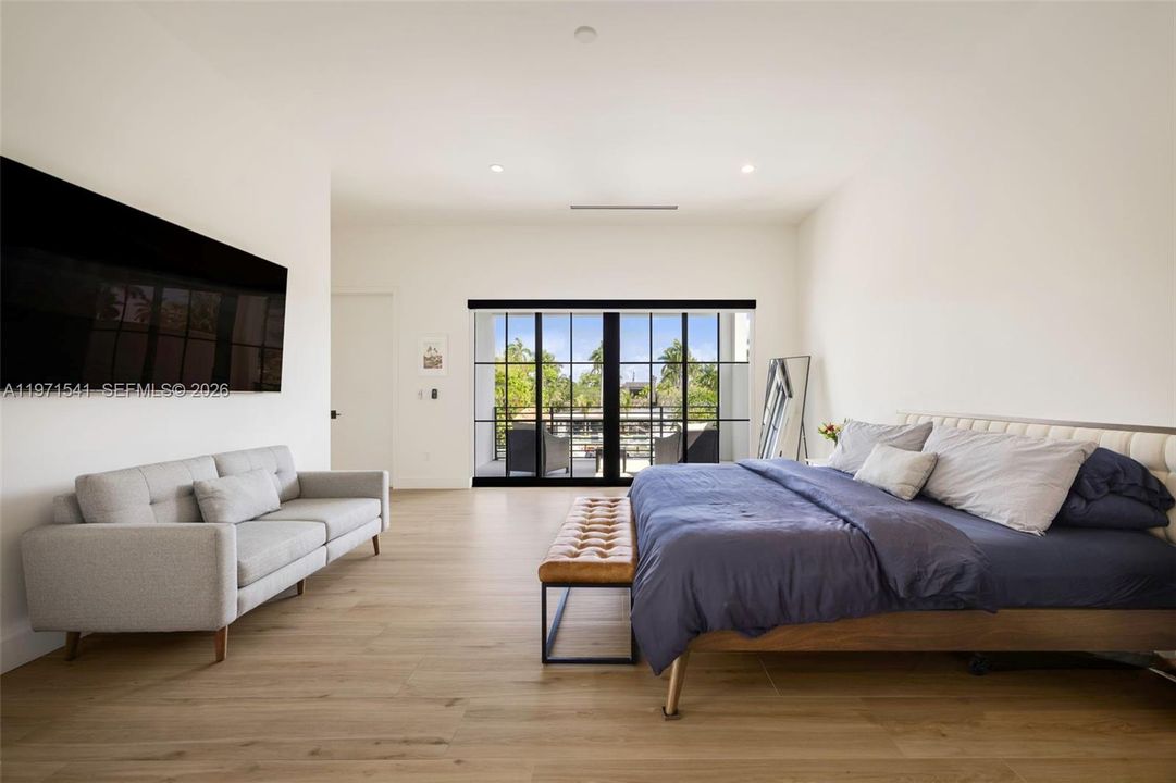 For Rent: $40,000 (6 beds, 5 baths, 5111 Square Feet)