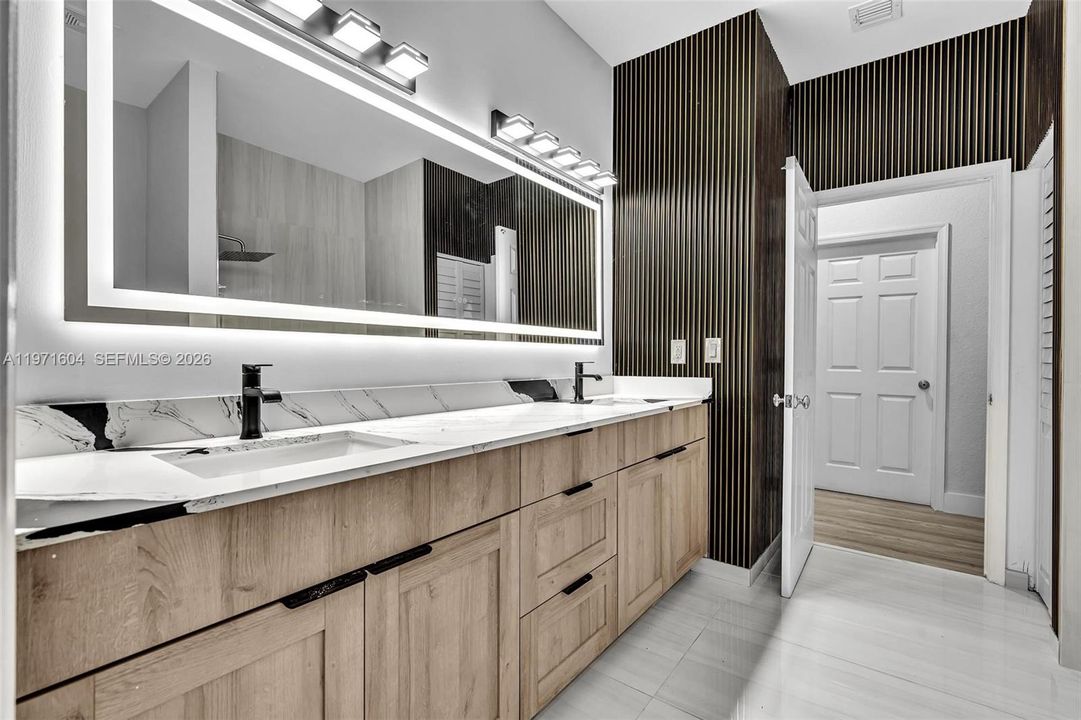 Activo con contrato: $1,795,000 (4 camas, 3 baños, 3560 Pies cuadrados)