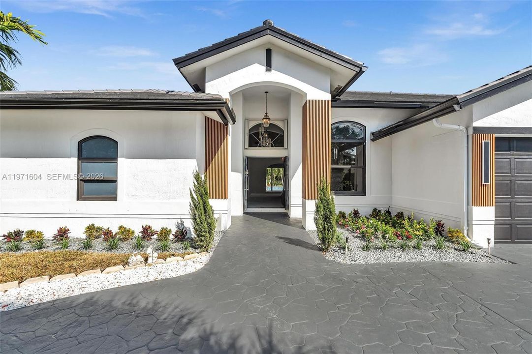 Activo con contrato: $1,795,000 (4 camas, 3 baños, 3560 Pies cuadrados)