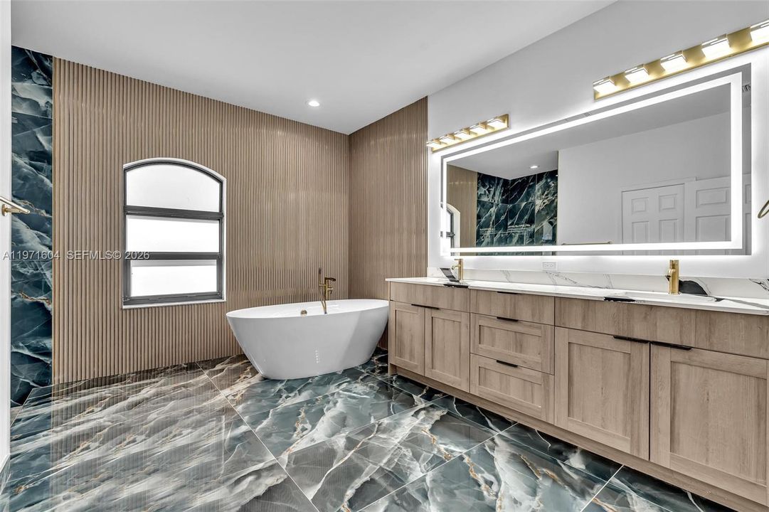 Activo con contrato: $1,795,000 (4 camas, 3 baños, 3560 Pies cuadrados)