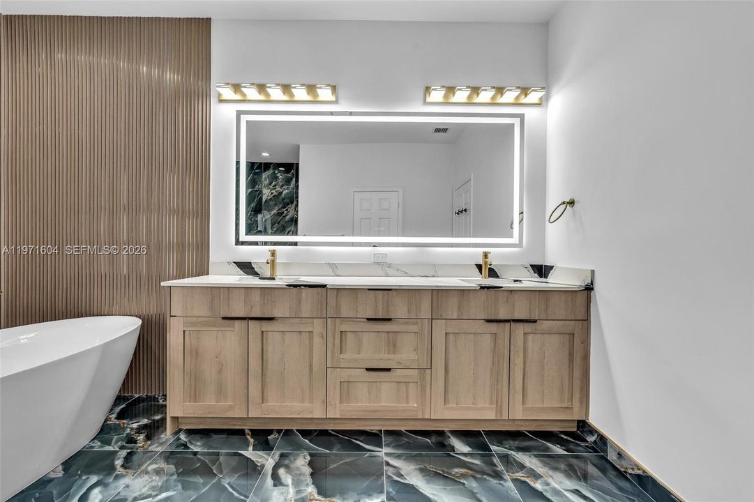 Activo con contrato: $1,795,000 (4 camas, 3 baños, 3560 Pies cuadrados)