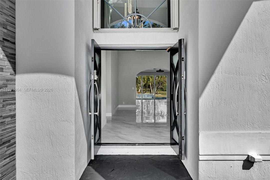 Activo con contrato: $1,795,000 (4 camas, 3 baños, 3560 Pies cuadrados)