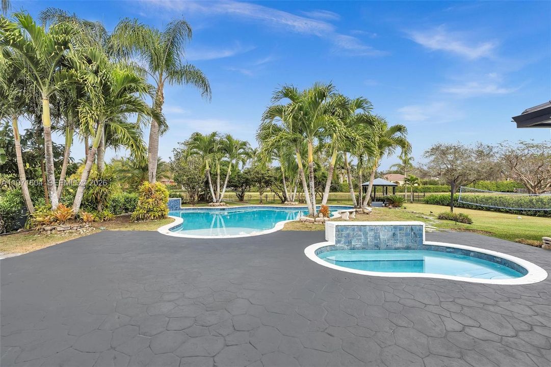 Activo con contrato: $1,795,000 (4 camas, 3 baños, 3560 Pies cuadrados)