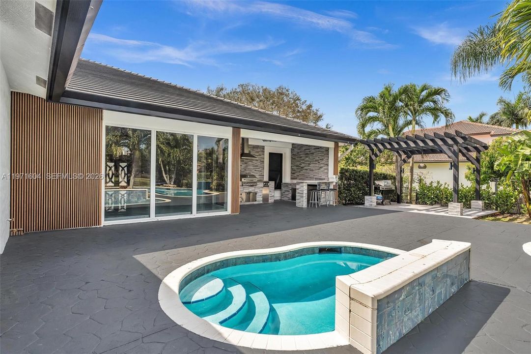 Activo con contrato: $1,795,000 (4 camas, 3 baños, 3560 Pies cuadrados)