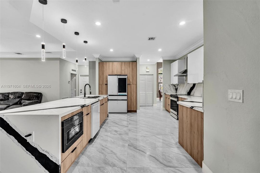 Activo con contrato: $1,795,000 (4 camas, 3 baños, 3560 Pies cuadrados)