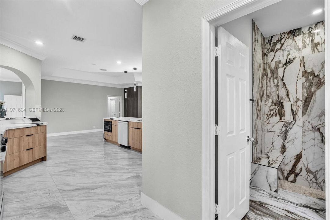 Activo con contrato: $1,795,000 (4 camas, 3 baños, 3560 Pies cuadrados)